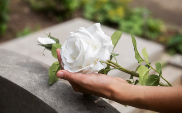 Wie ein Bestatter Ihnen hilft, eine würdevolle Abschiednahme zu gestalten